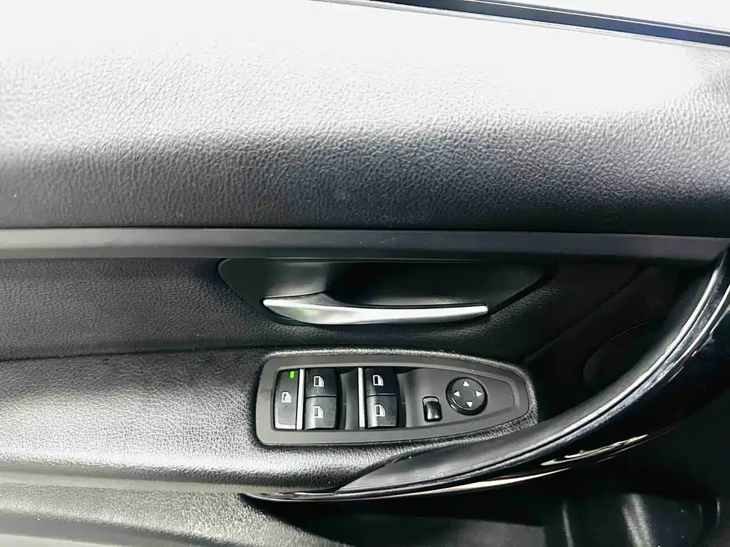 BMW 3 Series 2017 — фото 12