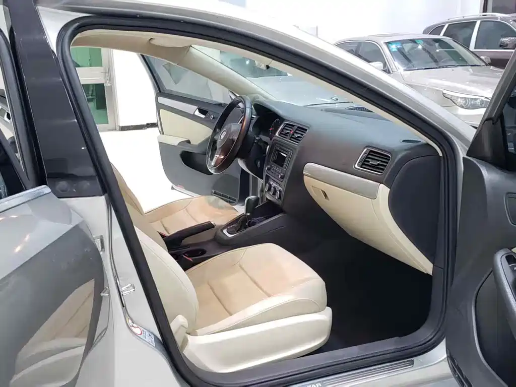 Volkswagen Sagitar 2014