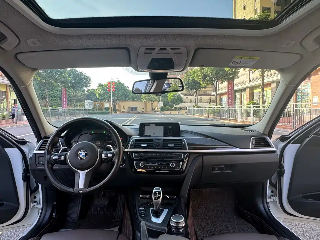 BMW 3 Series 2019 — фото 13