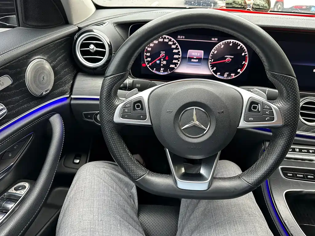 Mercedes-Benz E-Class 2018 — фото 19