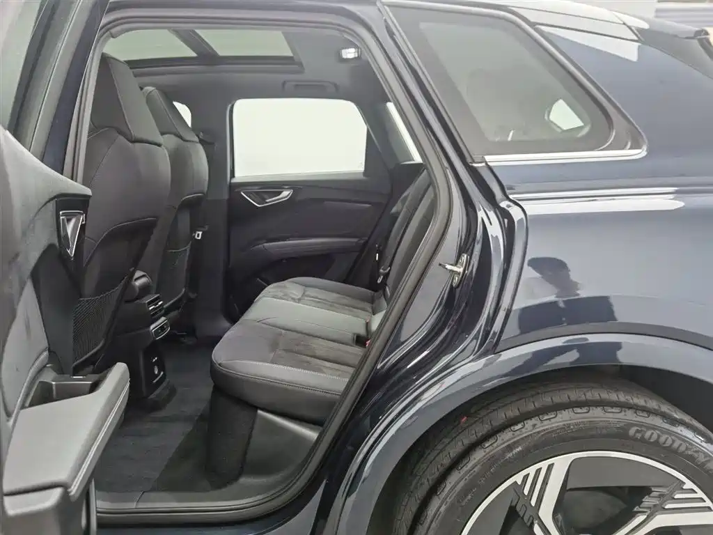 Audi Q4 e-tron 2023 — фото 15