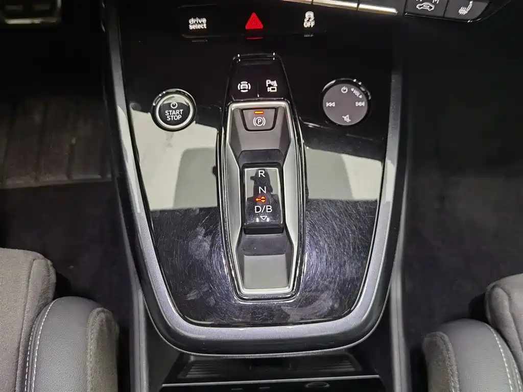Audi Q4 e-tron 2023 — фото 13