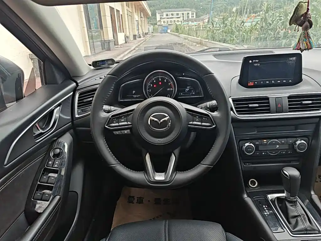Mazda 3 Axela 2018 — фото 11