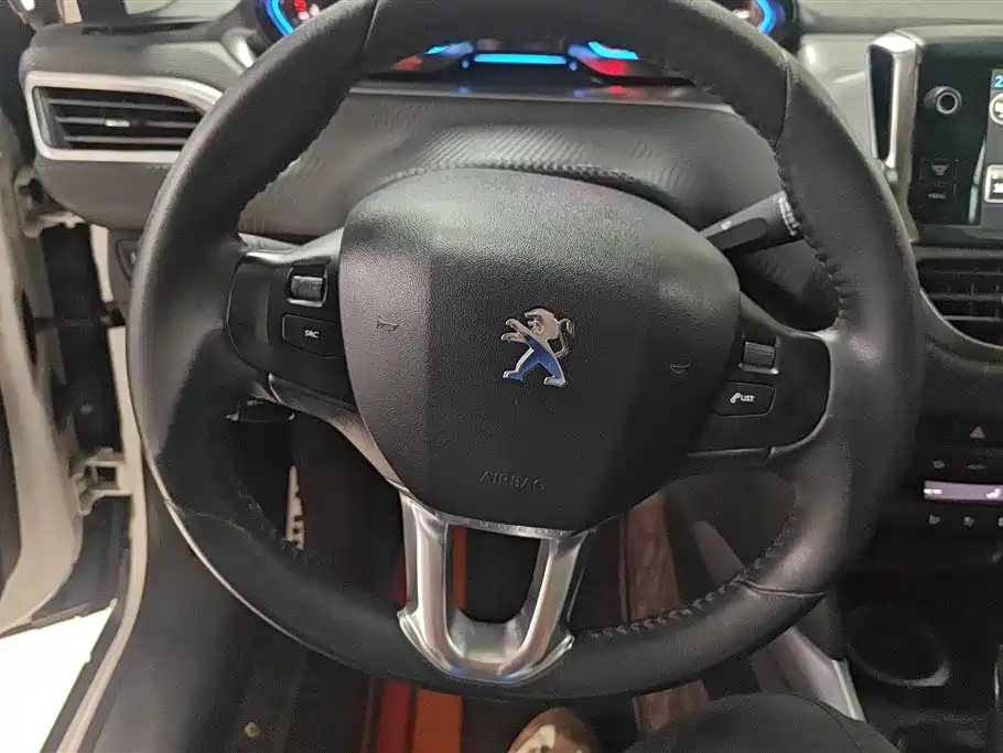 Peugeot 2008 2014 — фото 15