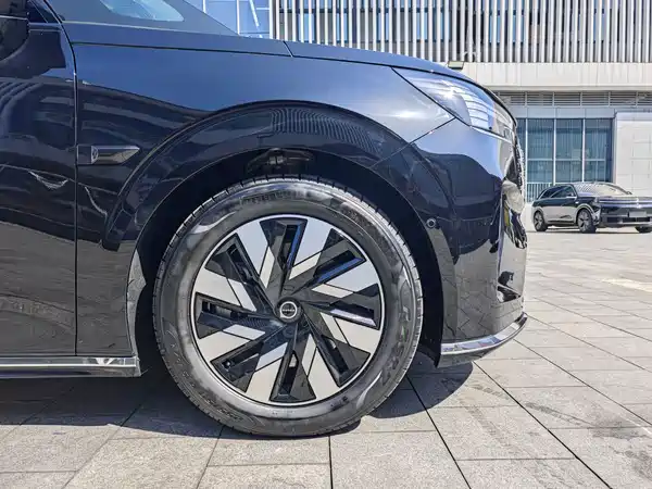 Volvo EM90 2024