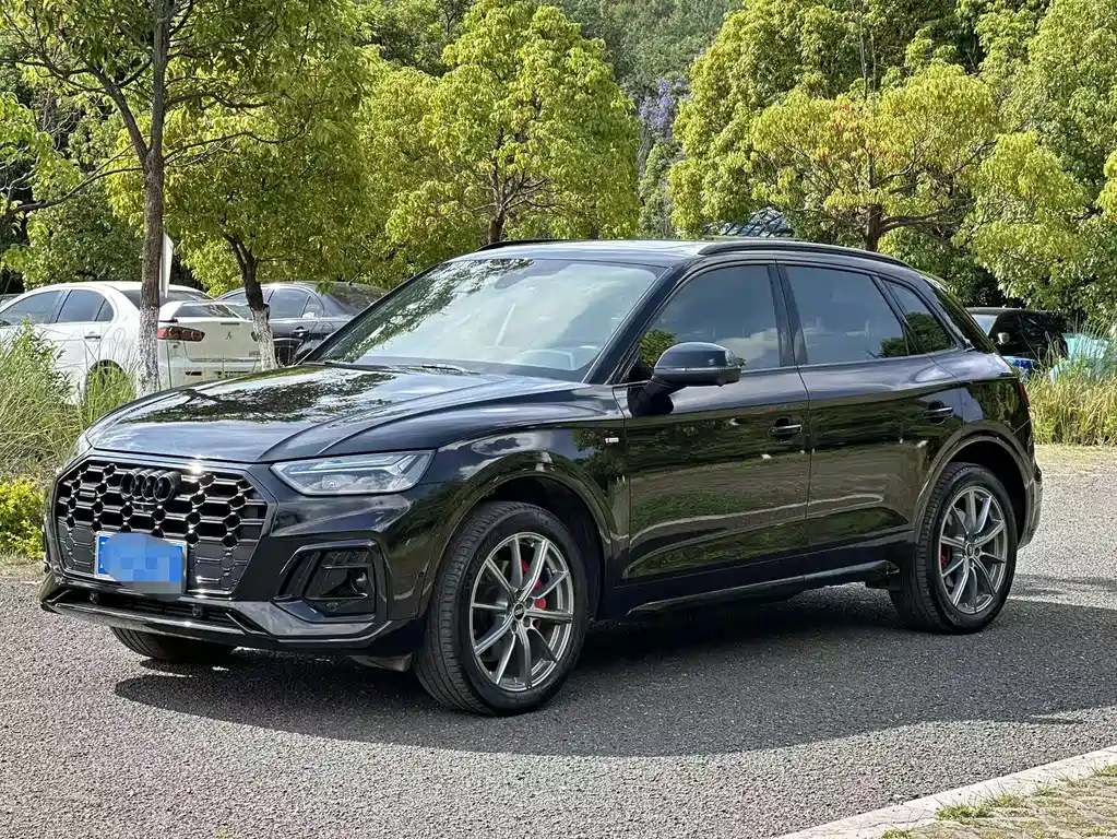 Audi Q5L 2022 — фото 1
