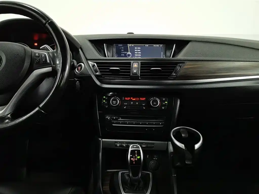BMW X1 2015 — фото 12