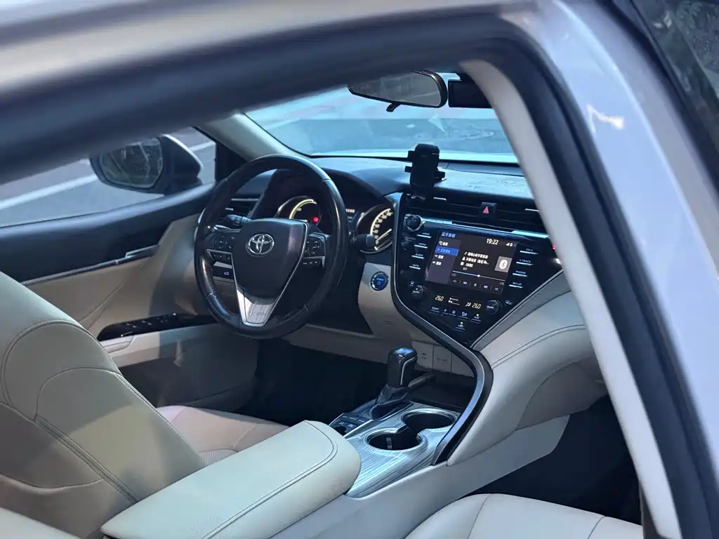 Toyota Camry 2019 — фото 19