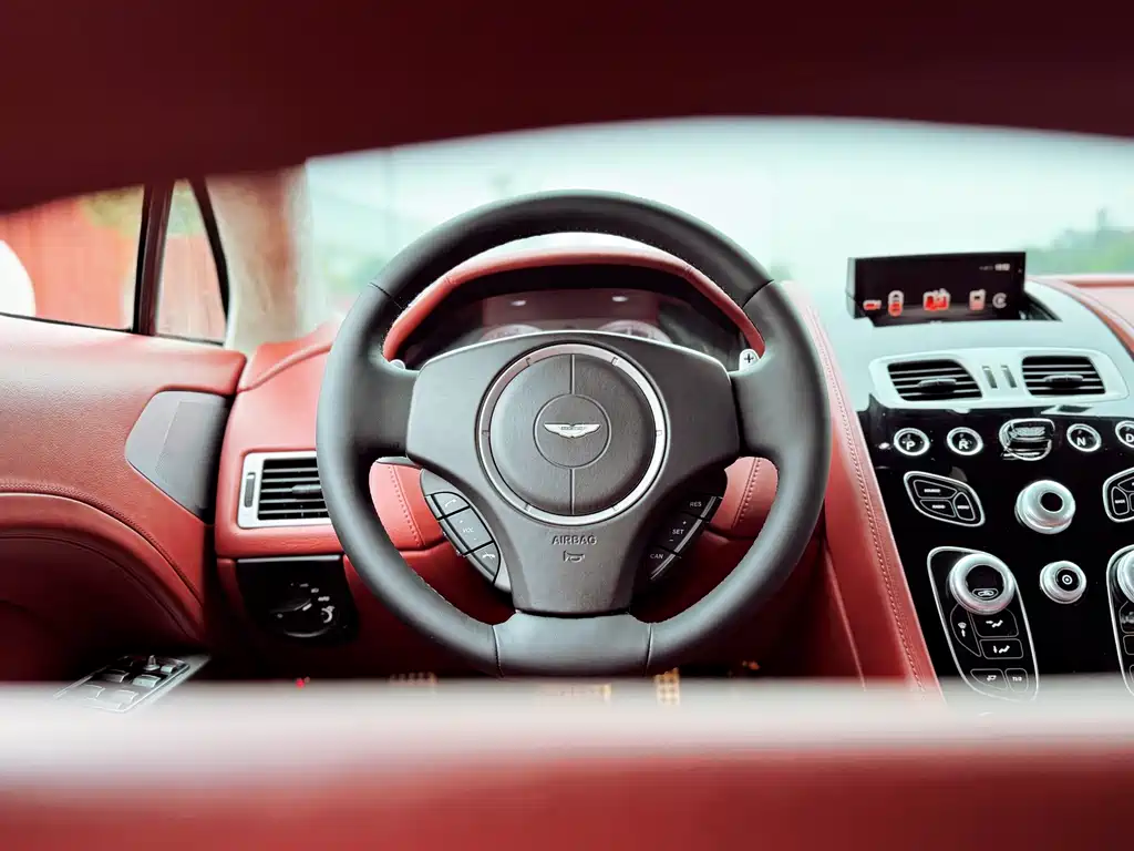 Aston Martin Rapide 2017 — фото 14