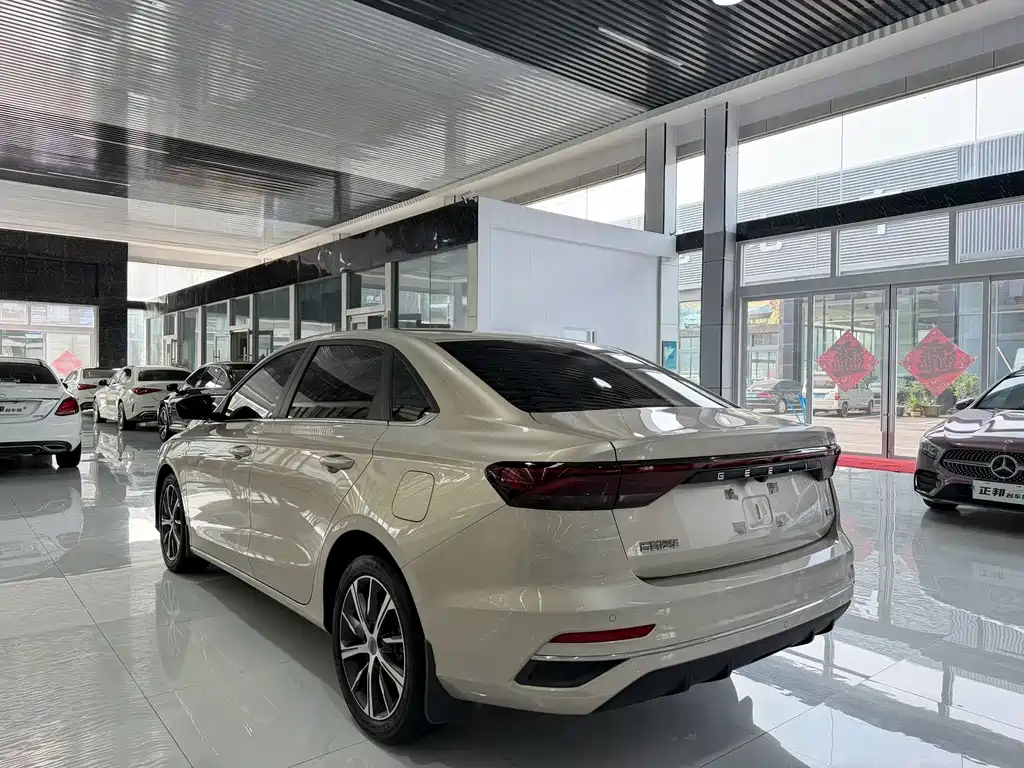Geely Emgrand 2022