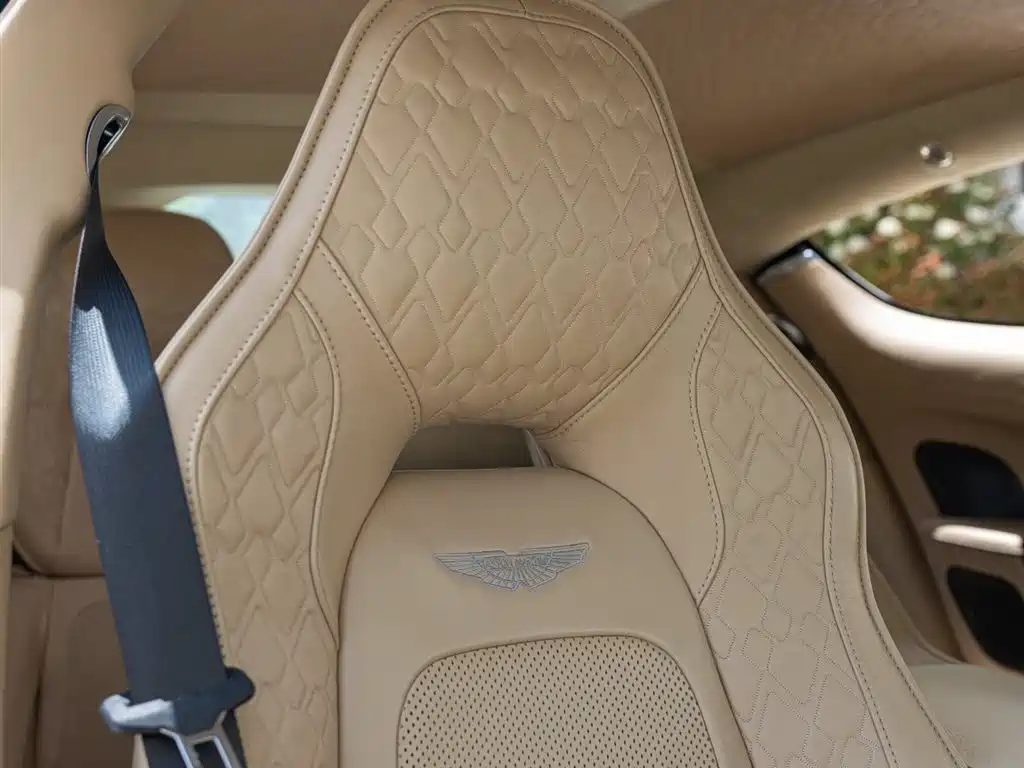 Aston Martin Rapide 2019 — фото 18