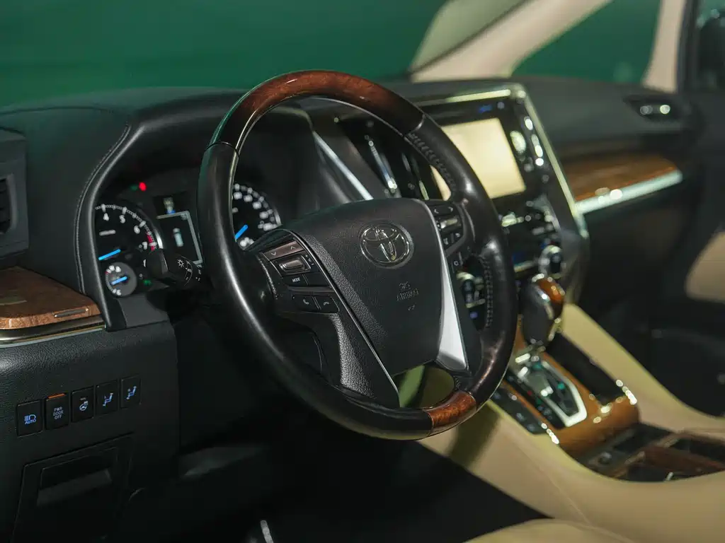 Toyota Alphard 2017 — фото 13
