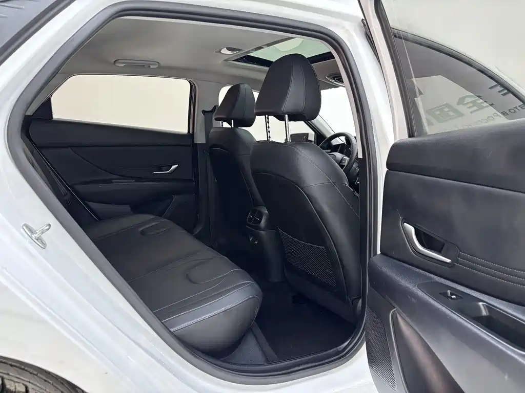 Hyundai Elantra 2023 — фото 25