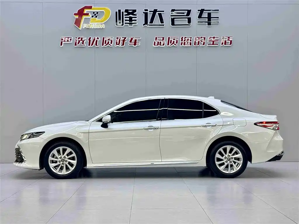 Toyota Camry 2023 — фото 3