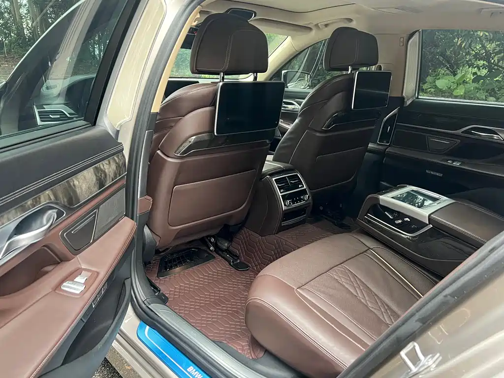 BMW 7 Series 2017 — фото 10
