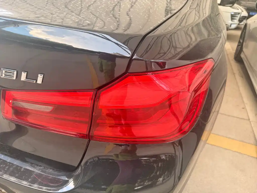 BMW 5 Series 2018 — фото 13