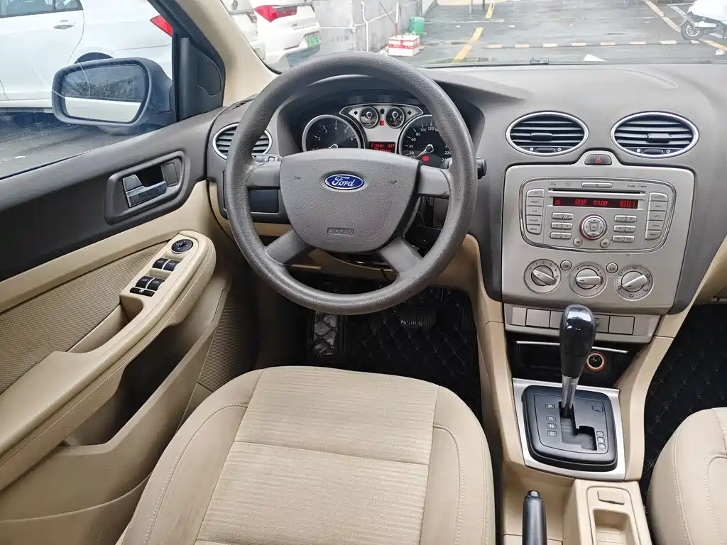 Ford Focus 2014 — фото 11