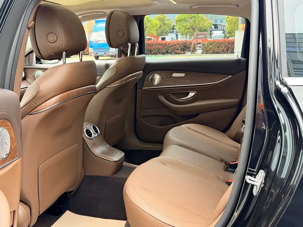 Mercedes-Benz E-Class 2023 — фото 11