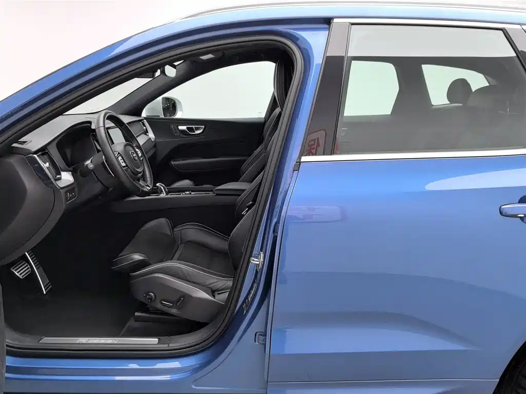 Volvo XC60 PHEV 2019 — фото 10