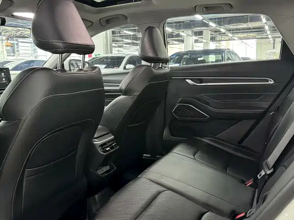 Geely Emgrand 2022