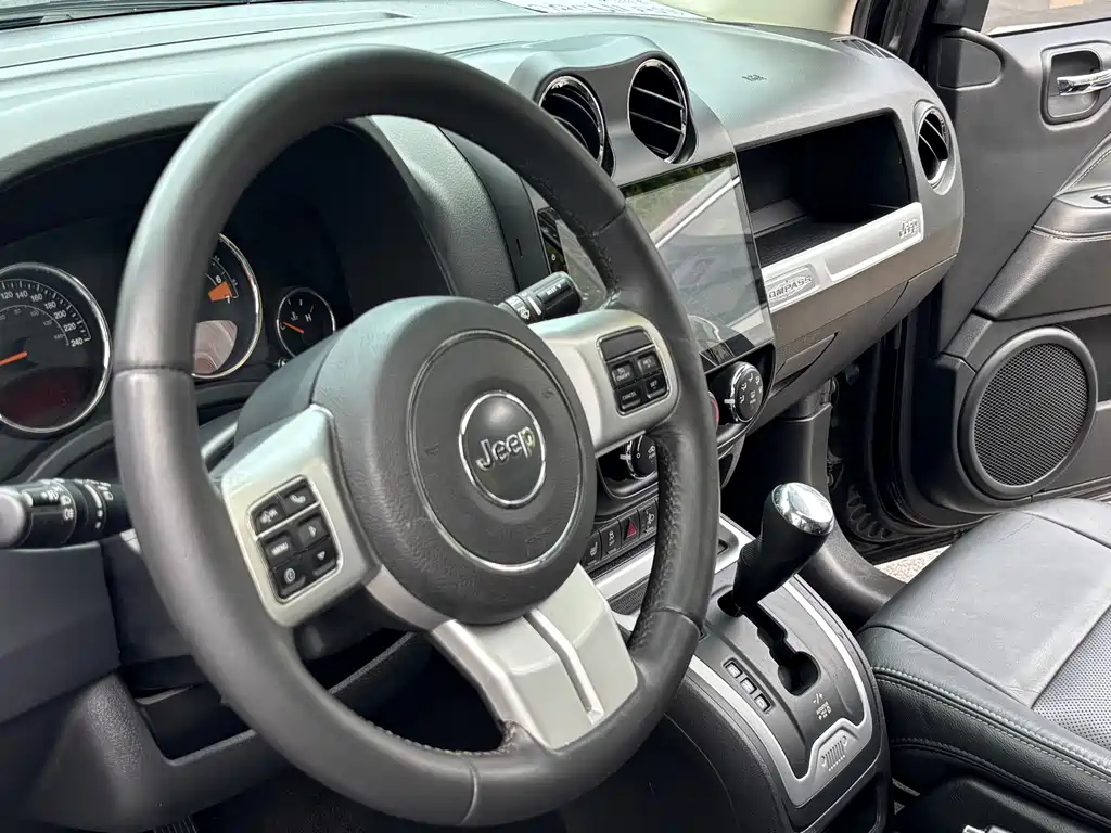 Jeep Compass 2015 — фото 10