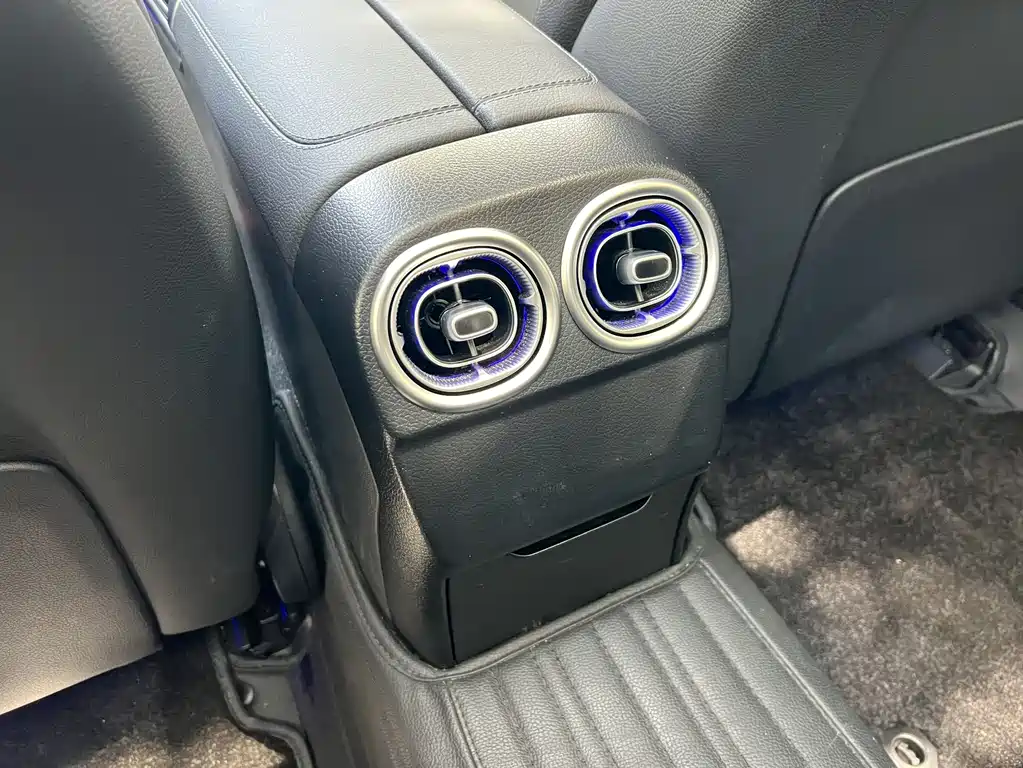 Mercedes-Benz C-Class 2025 — фото 18