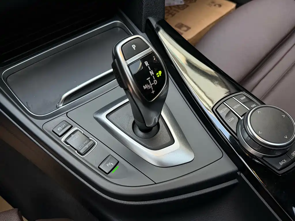 BMW 3 Series 2018 — фото 9
