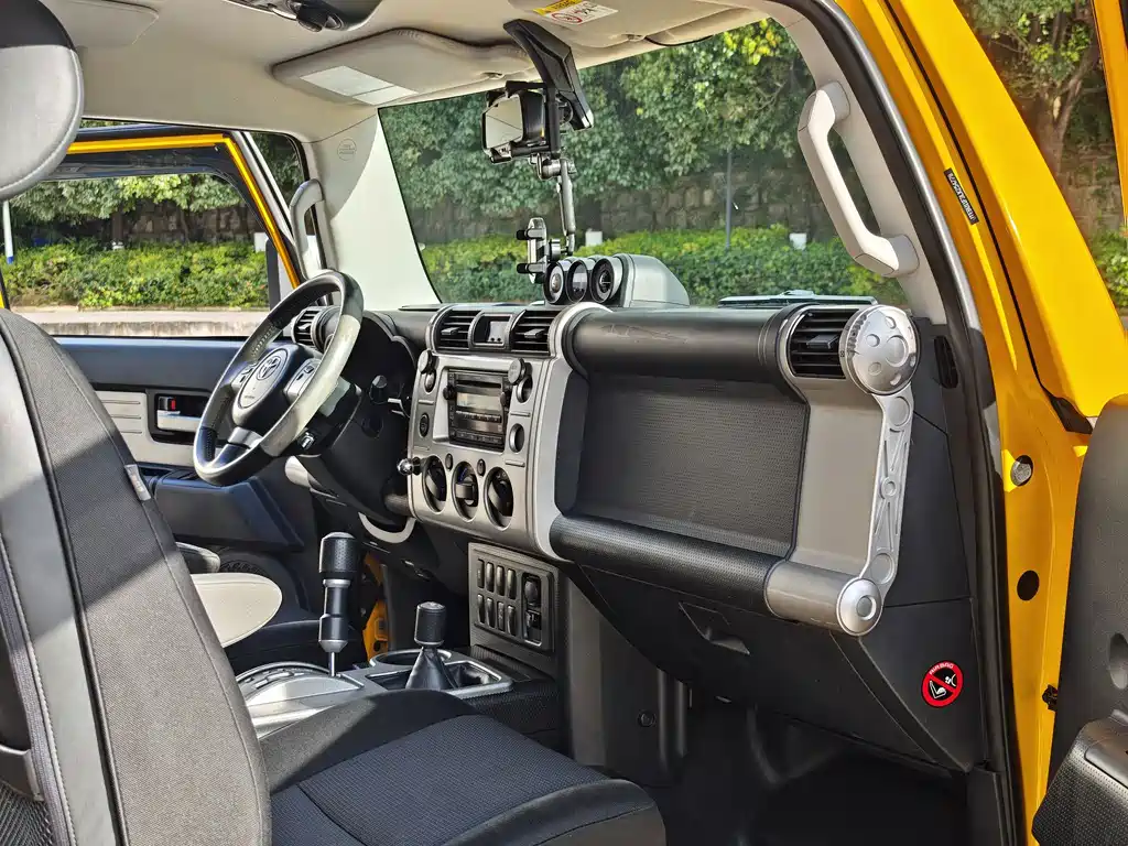 Toyota FJ Cruiser 2020 — фото 12