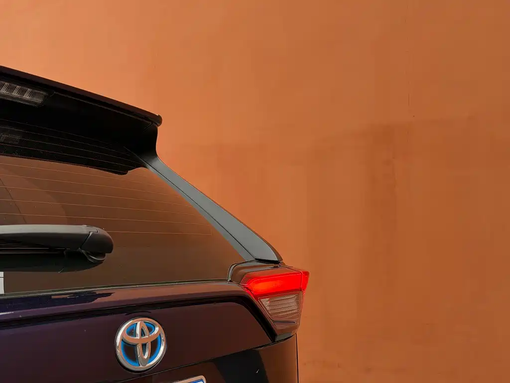 Toyota RAV4 2023 — фото 17