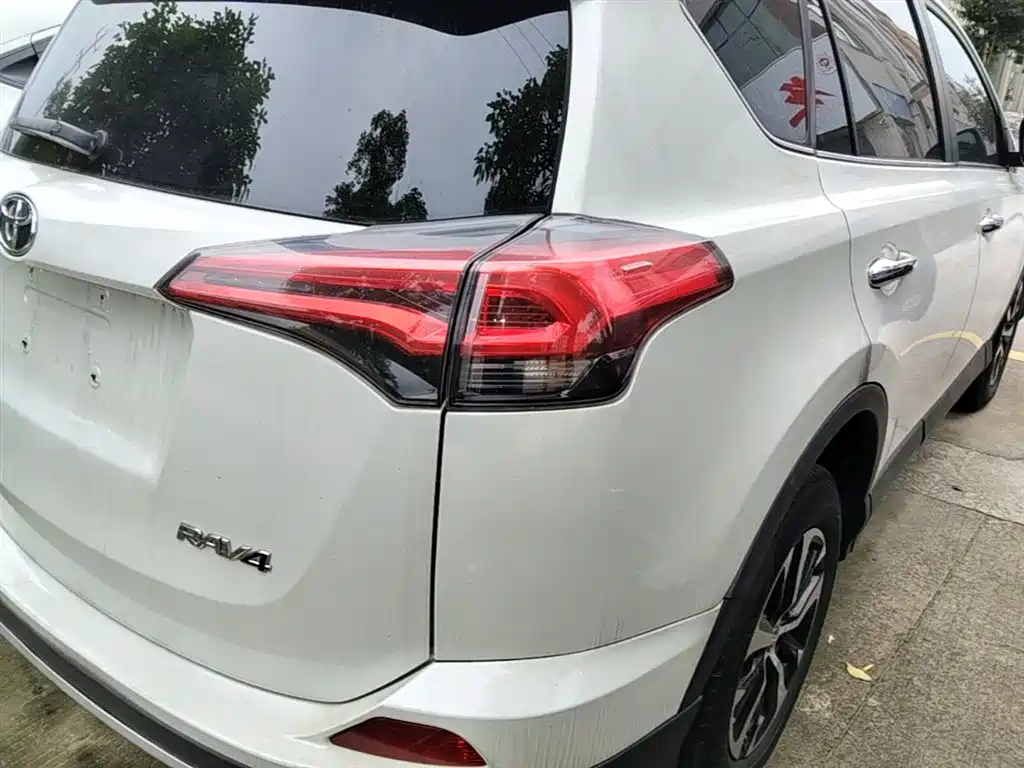 Toyota RAV4 2019 — фото 8