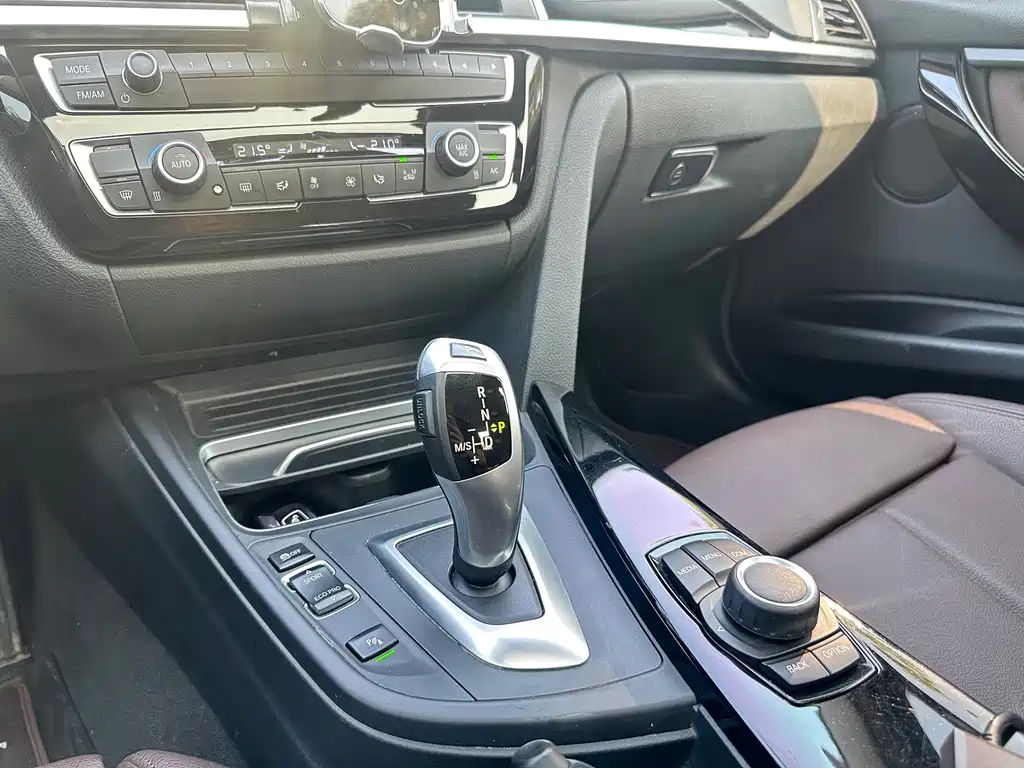 BMW 3 Series 2018 — фото 19