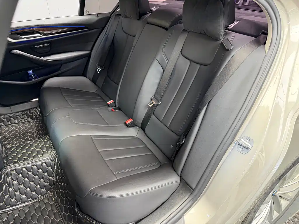 BMW 5 Series 2018 — фото 22