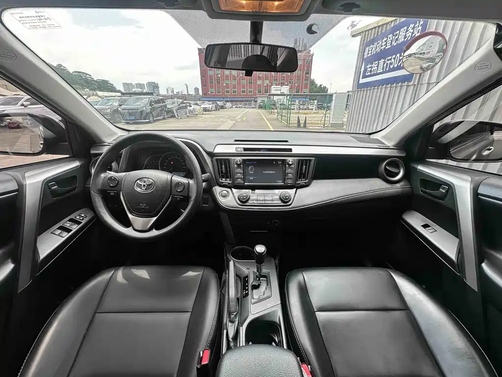 Toyota RAV4 2018 — фото 11