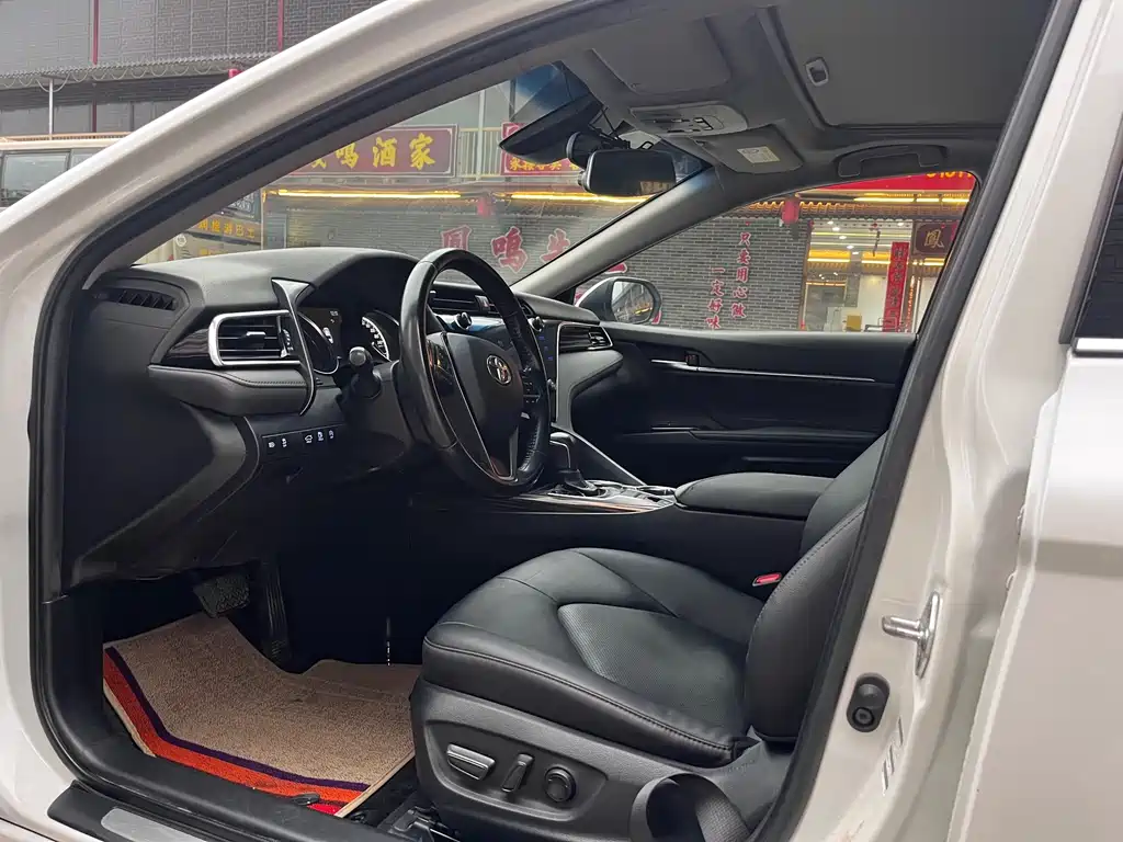 Toyota Camry 2019 — фото 4