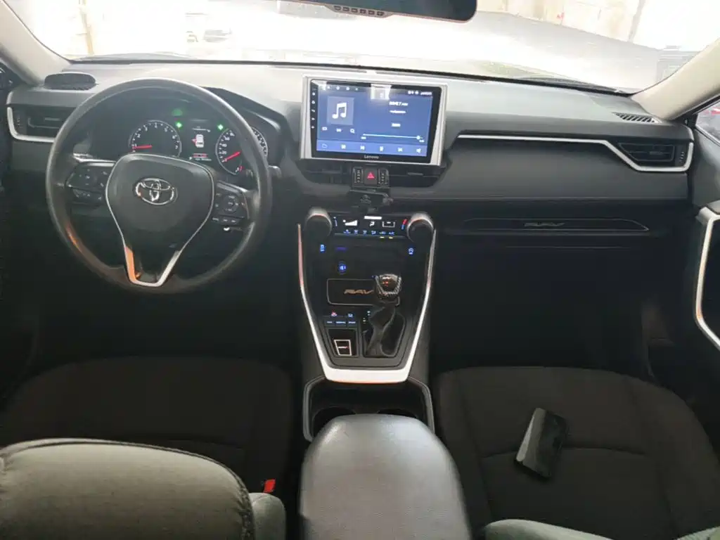 Toyota RAV4 2021 — фото 10
