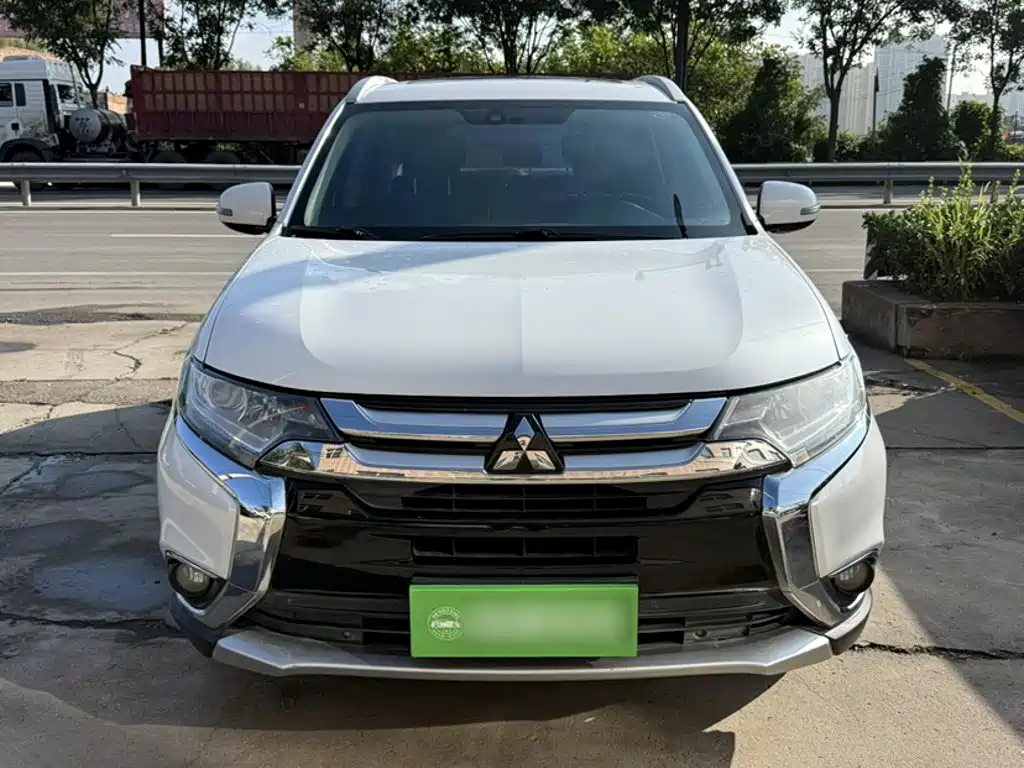 Mitsubishi Outlander 2018 — фото 3