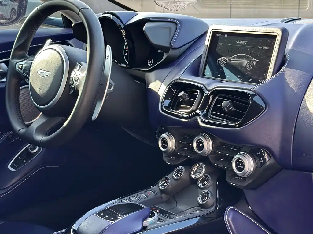 Aston Martin V8 Vantage 2018 — фото 12