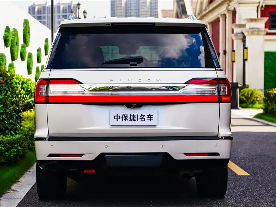 Lincoln Navigator 2018 — фото 21