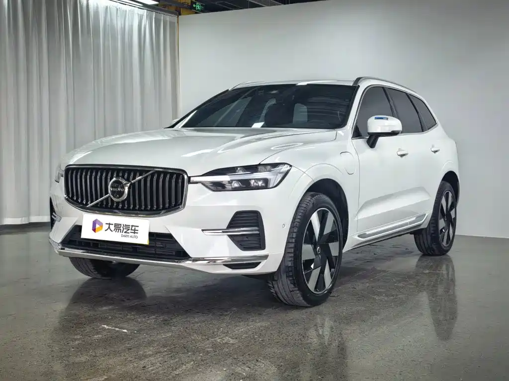 Volvo XC60 Plug-In Hybrid 2025 — фото 1