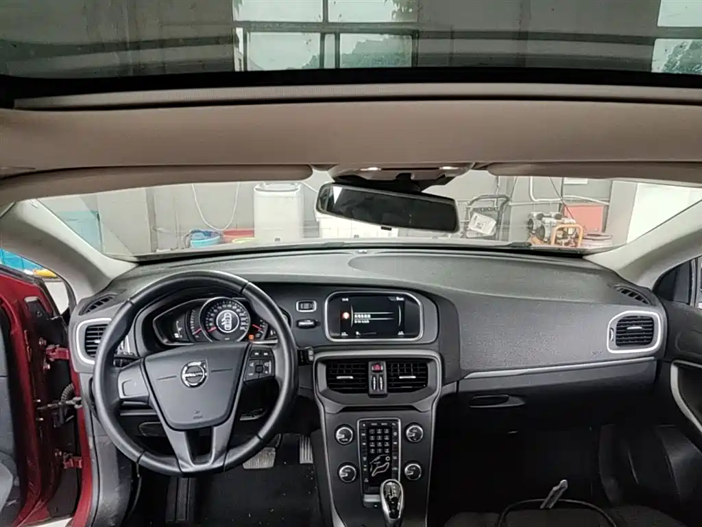Volvo V40 2016 — фото 18
