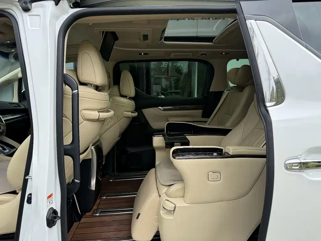 Toyota Vellfire 2023 — фото 5