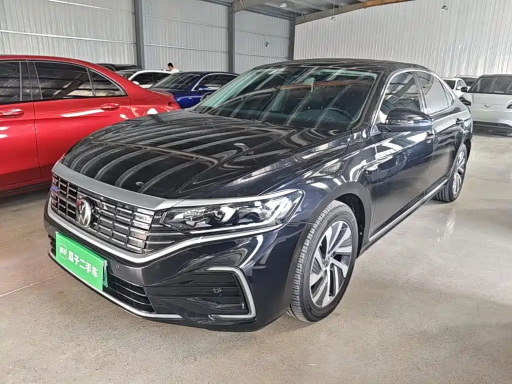 Volkswagen Passat Plug-In Hybrid 2023 — фото 1