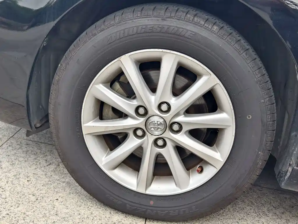 Toyota Camry 2010 — фото 16