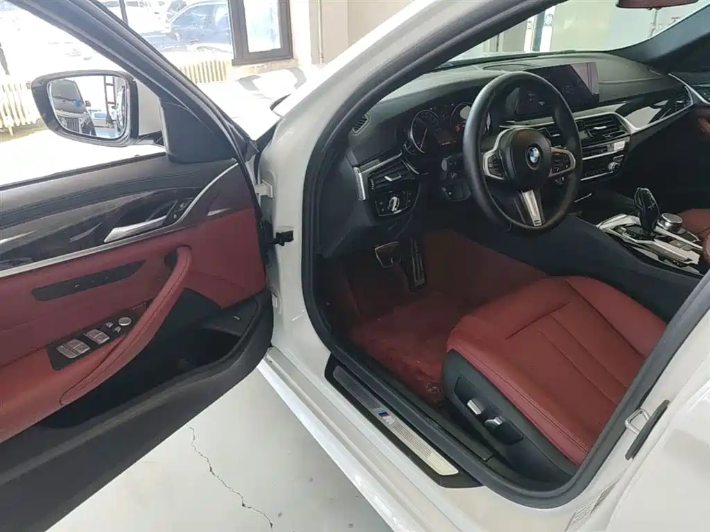 BMW 5 Series 2018 — фото 15