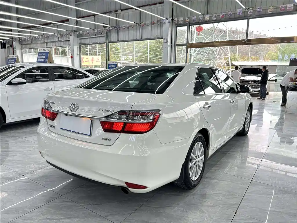Toyota Camry 2017 — фото 5