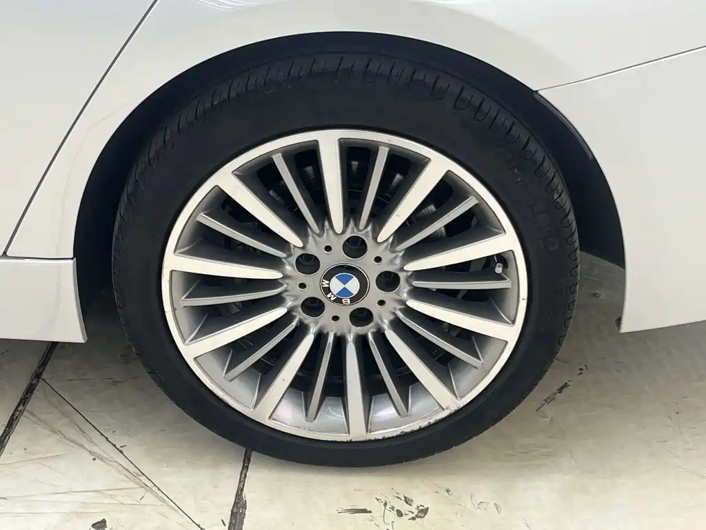 BMW 3 Series 2018 — фото 9