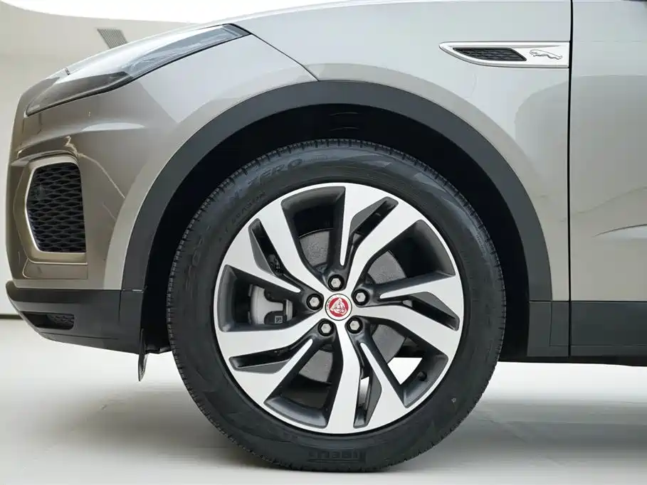 Jaguar E-PACE 2023 — фото 15