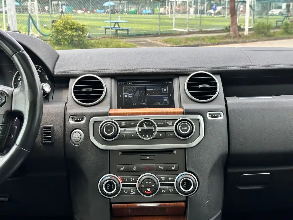 Land Rover Discovery 2015 — фото 15