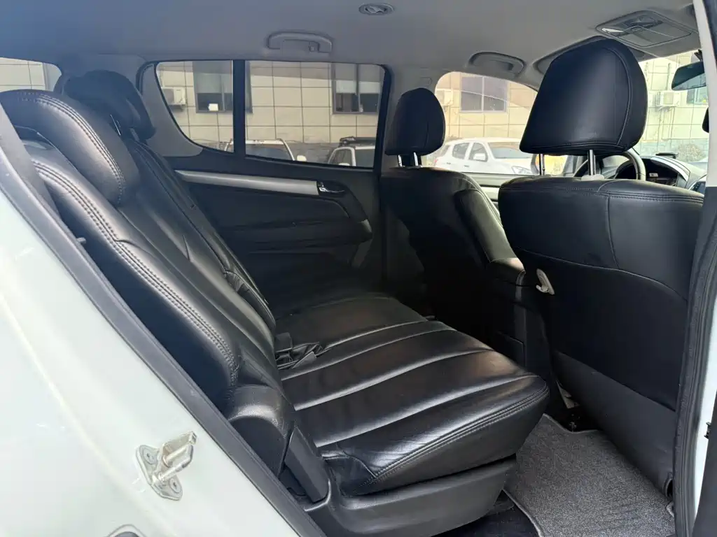 Isuzu MU-X 2016 — фото 11