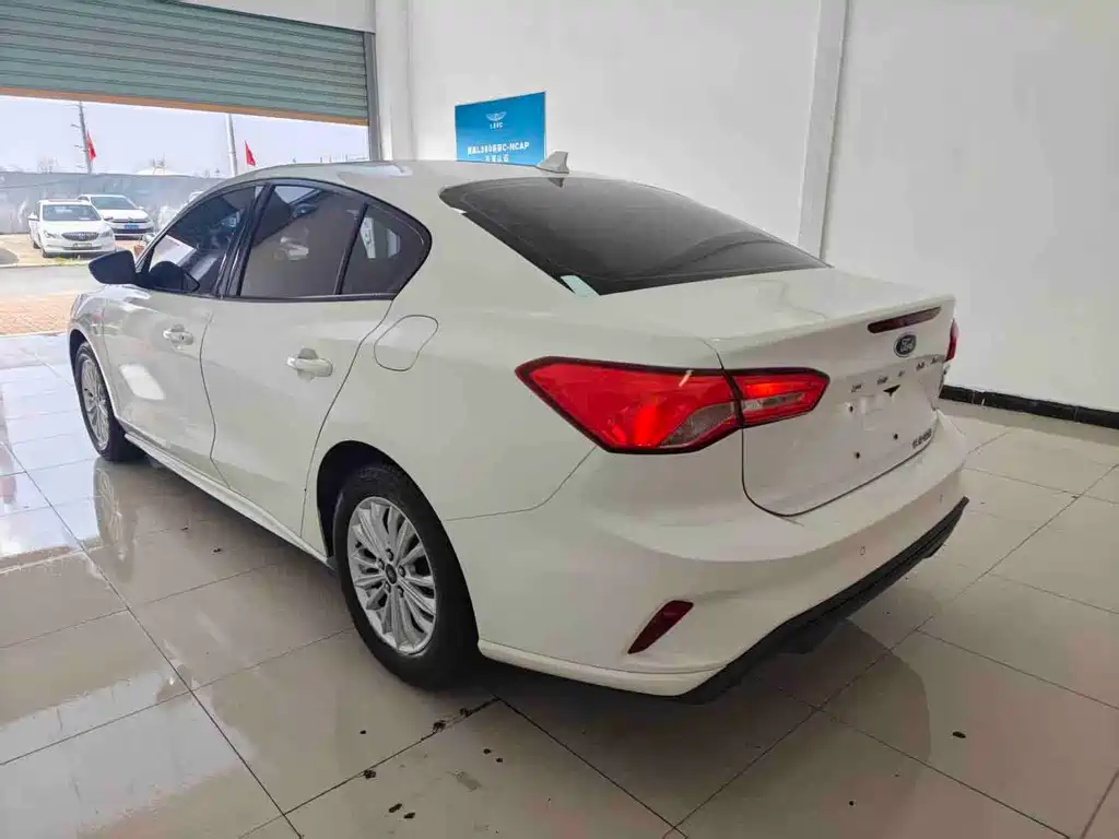 Ford Focus 2020 — фото 17